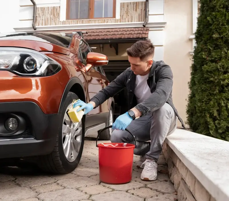Lavage auto à domicile Quittebeuf : professionnel intervenant sur un véhicule